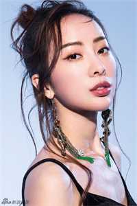 你穿婚纱追星，我分手你哭啥？完整版