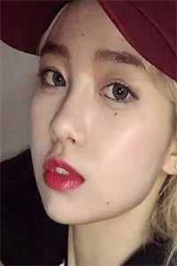 小说重回身死前，她转身抱紧了死对头大腿
