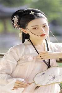 穿成炮灰小师妹，这药人她不当了！