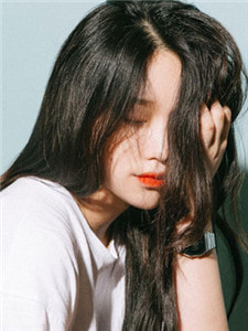 穿成短命女配，她逆袭成团宠