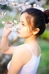 两界穿梭：我在末世圈养女神全集阅读