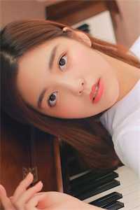小说活成前任白月光后，她桃花朵朵开