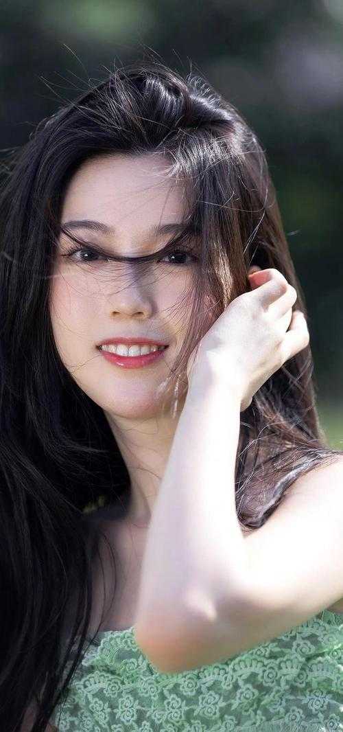 活成前任白月光后，她桃花朵朵开畅销书籍