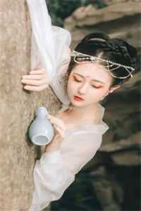 畅销巨作活成前任白月光后，她桃花朵朵开