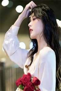 活成前任白月光后，她桃花朵朵开畅销书目