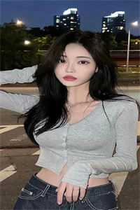 高质量小说活成前任白月光后，她桃花朵朵开