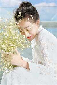 活成前任白月光后，她桃花朵朵开