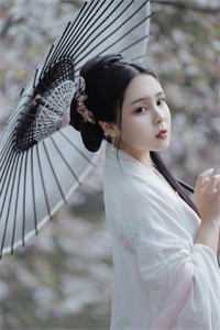 小娇软闪婚腹黑霸总，一心只想亲亲最新