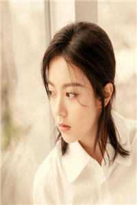两个女艺人上