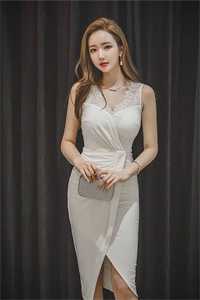 凌晨，她抱着女儿去洗胃