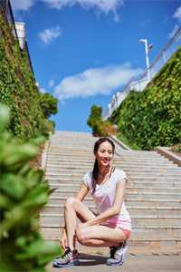 逆袭之路：从豪门弃女到商业传奇